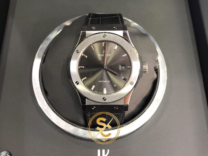 hublot xam Vỏ của chiếc Hublot xám phiên bản Replica 1:1 được làm từ Titanium