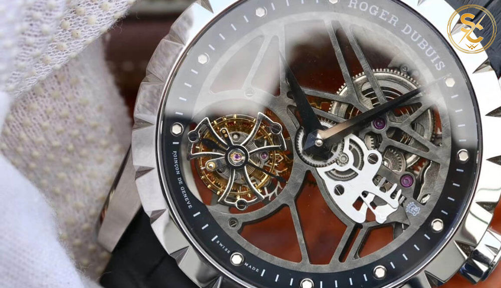Mặt số của đồng hồ Roger Dubuis phiên bản Rep 1:1 được hoàn thiện đến khoảng 95% so với hàng Auth.