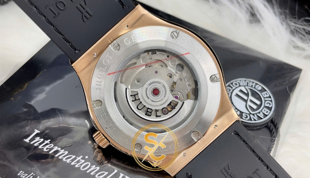 Đồng hồ Hublot giá 5 triệu thường sử dụng bộ máy quartz (pin) hoặc máy cơ tầm trung từ Nhật Bản